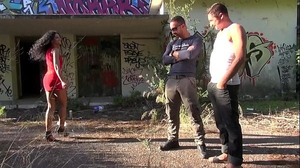 Valéria une beurette très excitée par les lieux insolites
